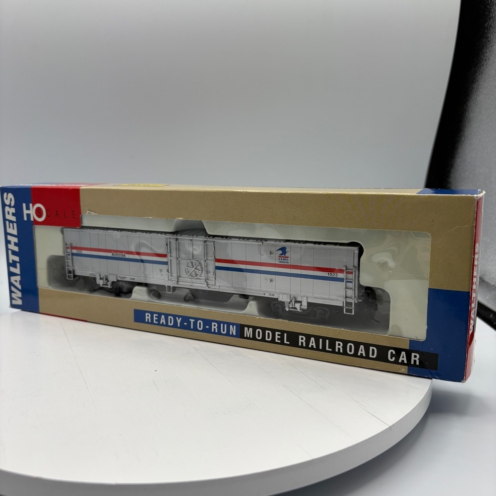 Walthers HO Amtrak Phase III US Mail 60' Material Handling Car Phase 3 932-6022